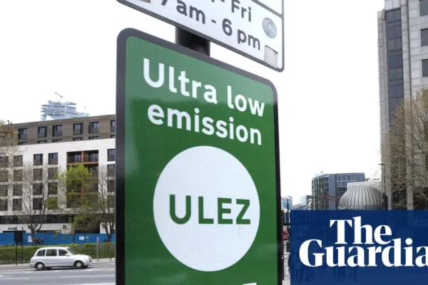 London traffic near a Ulez sign with buses and cyclists on a busy street