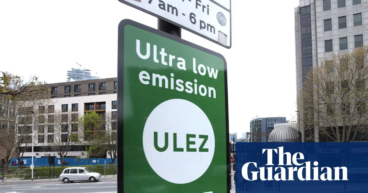 London traffic near a Ulez sign with buses and cyclists on a busy street